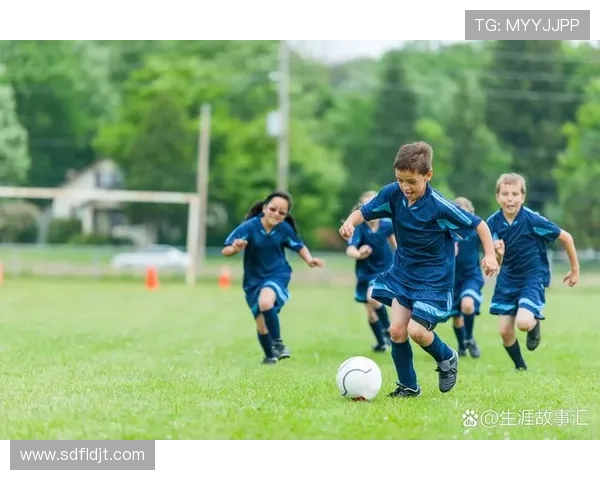 年轻帅气足球明星的魅力瞬间展现青春活力与运动激情